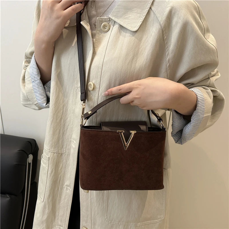 Mini sac en daim à la mode pour femmes, sac fourre-tout en fausse daim, sac à main décoratif avec boucle de verrouillage, sacs à bandoulière