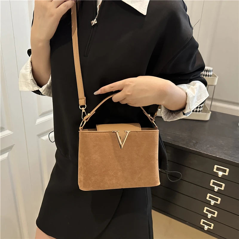 Mini sac en daim à la mode pour femmes, sac fourre-tout en fausse daim, sac à main décoratif avec boucle de verrouillage, sacs à bandoulière