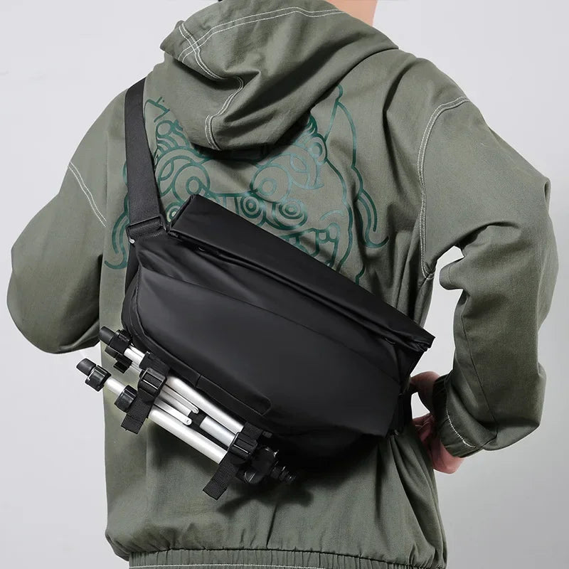 Sac bandoulière fonctionnel pour homme, sac messager imperméable avec boucle magnétique, grande capacité, sac de poitrine pour les trajets quotidiens et le cyclisme