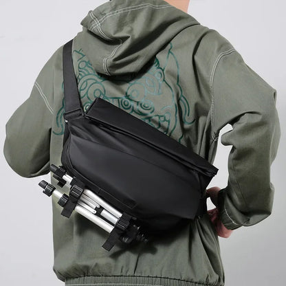 Sac bandoulière fonctionnel pour homme, sac messager imperméable avec boucle magnétique, grande capacité, sac de poitrine pour les trajets quotidiens et le cyclisme